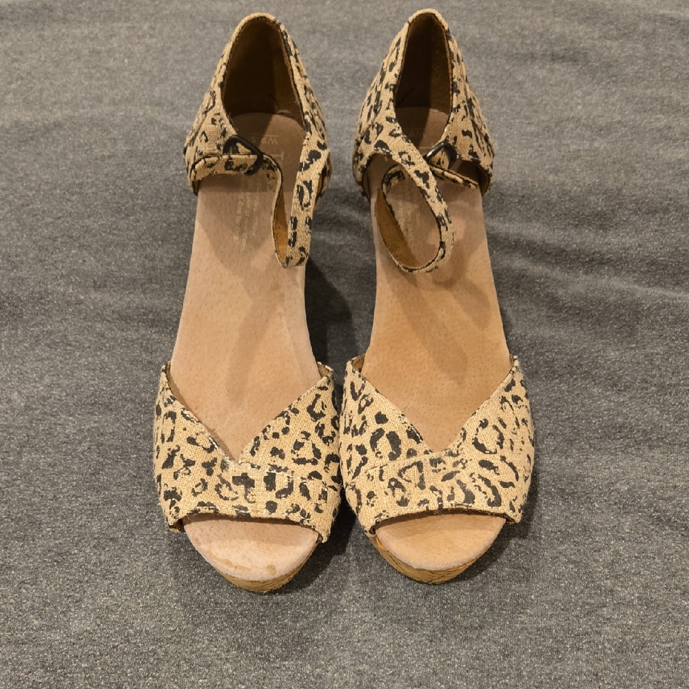 Toms Tan and Black Sandals with Classic Design